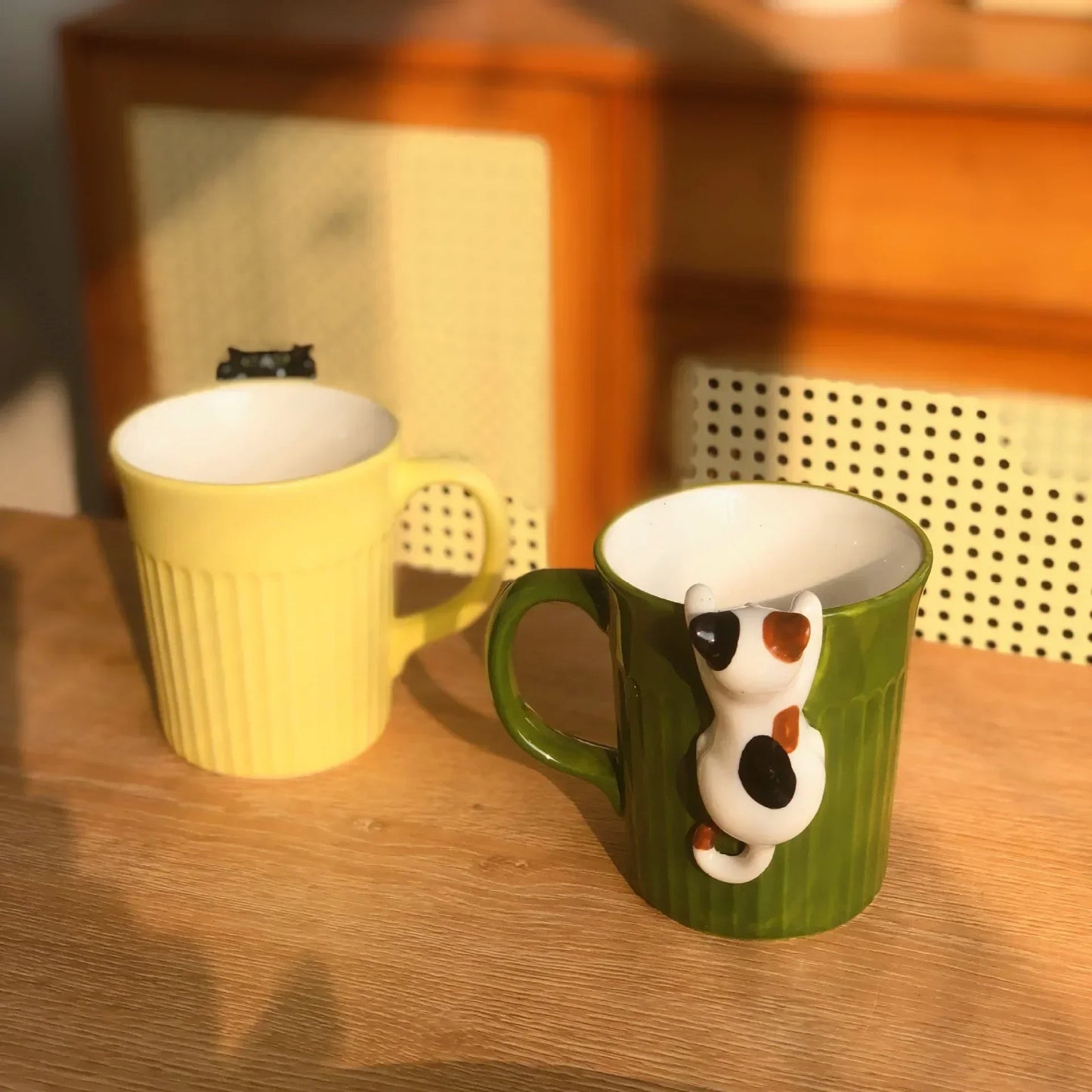 Stackable ceramic mug with cartoon cat design