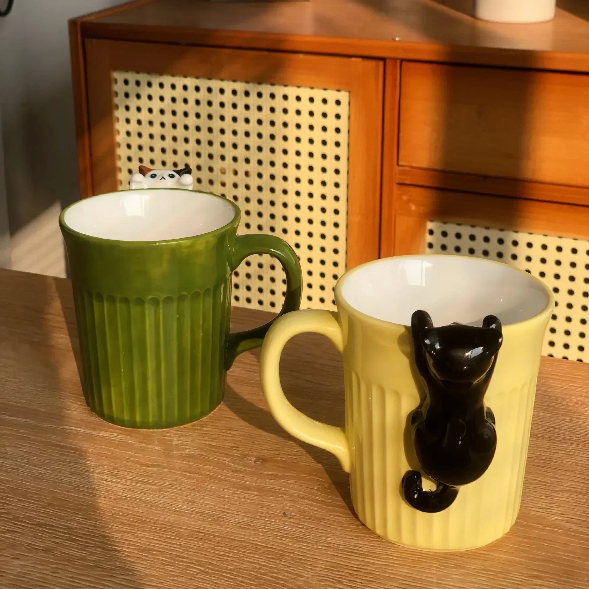 Stackable ceramic mug with cartoon cat design
