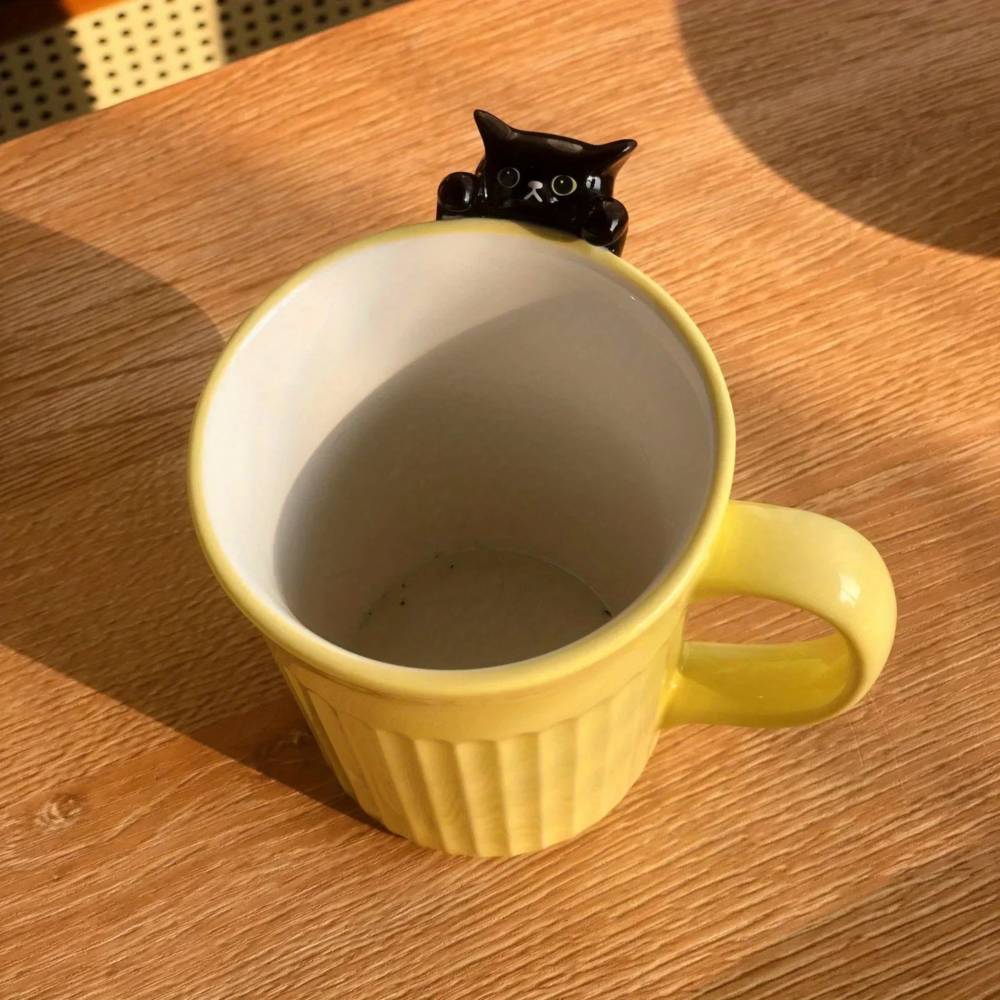 Stackable ceramic mug with cartoon cat design