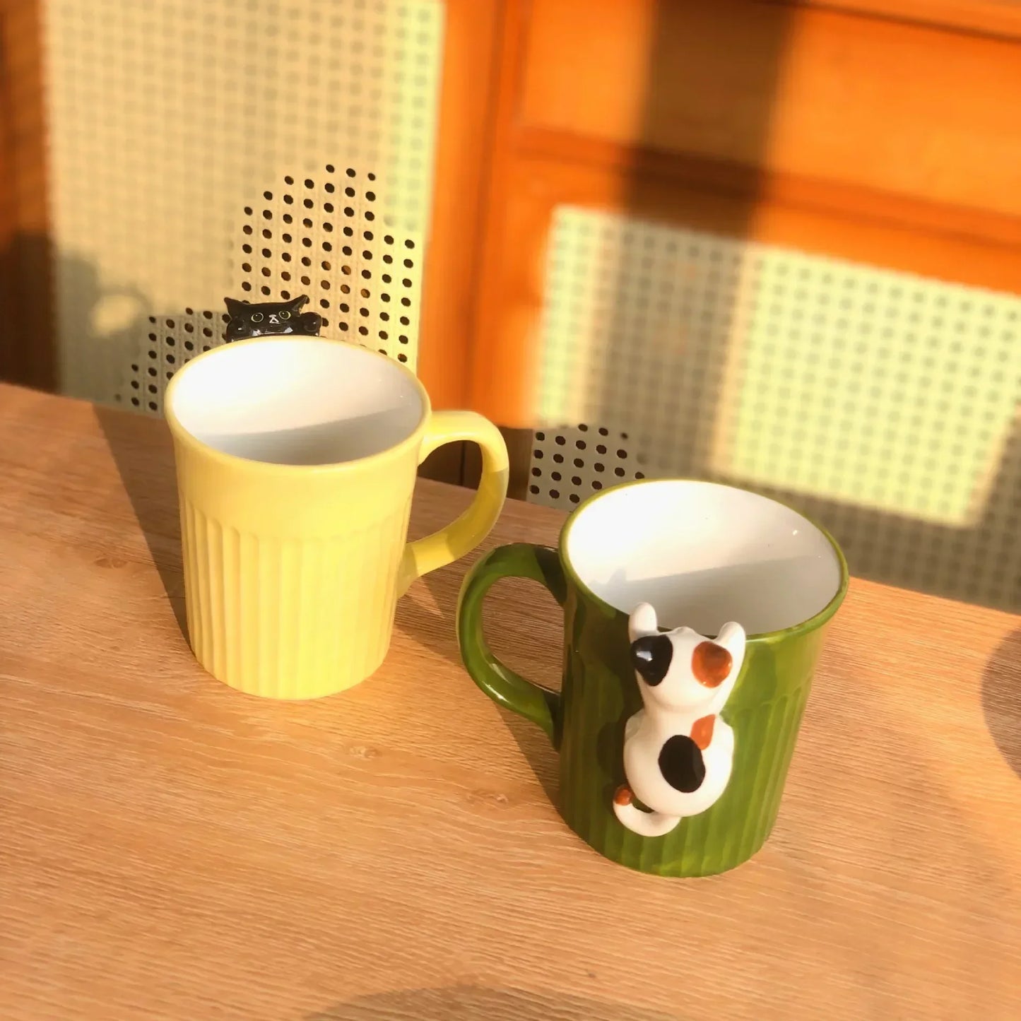 Stackable ceramic mug with cartoon cat design