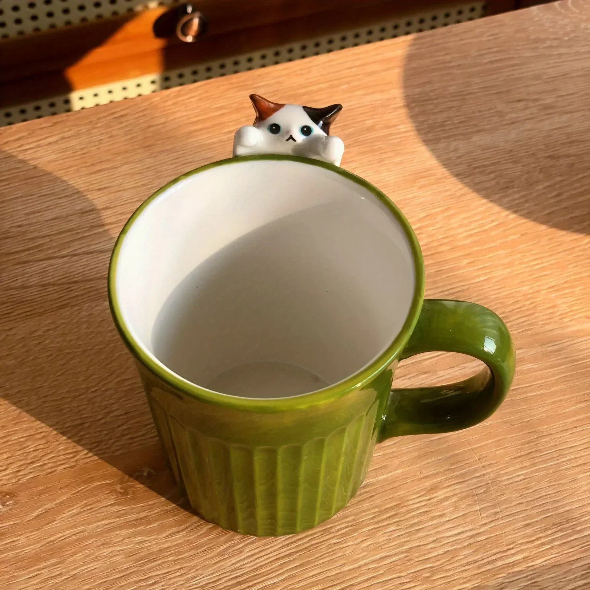 Stackable ceramic mug with cartoon cat design